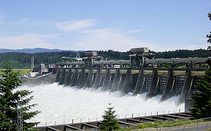 水力发电厂,在发电过程中会接触到大量的水,也因此发电厂的机件及控制