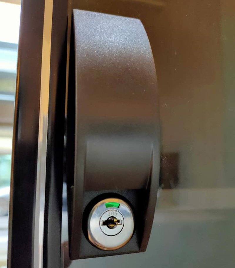 收藏家電子防潮箱鑰匙孔與鑰匙碼，未上鎖時顯示