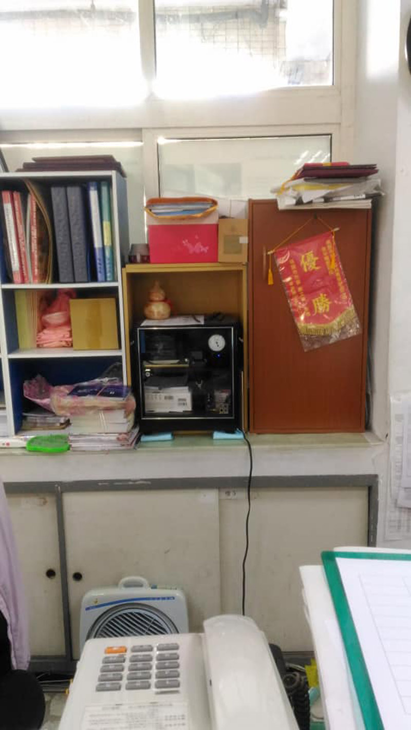 學務處旁的導師辦公桌後方，放置的收藏家小型電子防潮箱