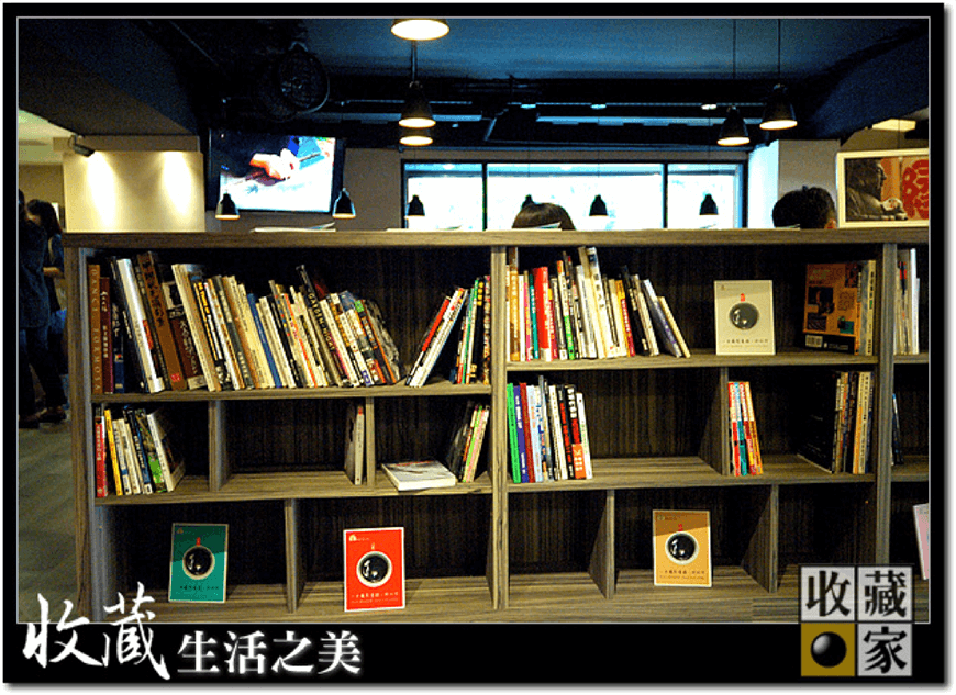 486 cafe 還有很多攝影有關的書籍，來這除了享受美食之外，還能輕鬆的閱讀許多攝影相關資訊喔