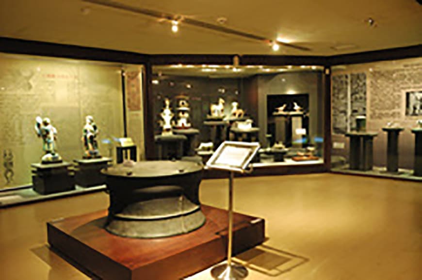 大量珍貴的文物、書籍在博物館及檔案室中展示並為未來的世代保存，因此需要完美嚴格的室內環境保存條件。台灣防潮科技超過20年的經驗，提供各地文史博物館完美的環境溫濕度控制。