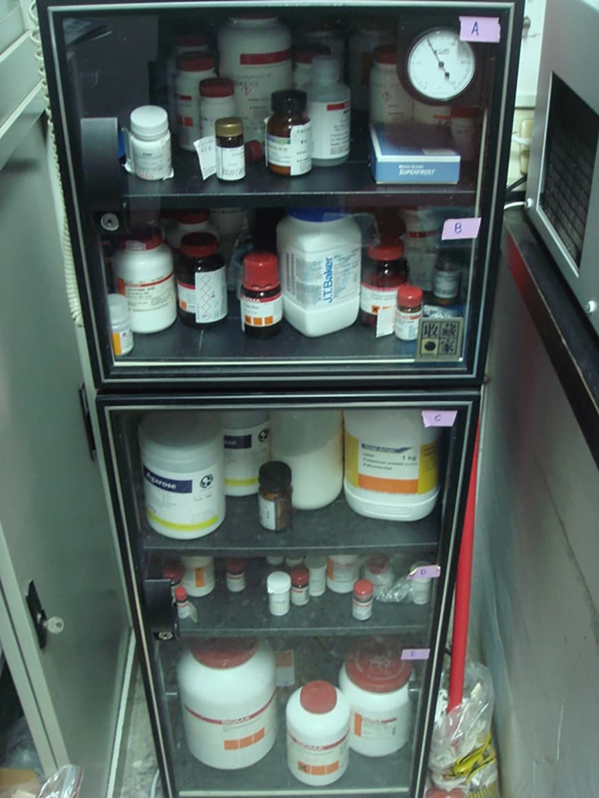 實驗藥品在收藏家防潮箱中，也可以防止結塊、變質，實驗結果更準確。